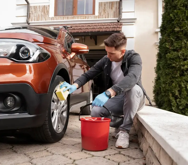 Lavage auto à domicile Sainte-Croix-en-Bresse : professionnel intervenant sur un véhicule